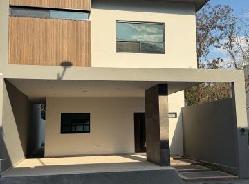 Casa · 260m² · 3 Recámaras · 2 Estacionamientos · Casa en Venta en El Barro