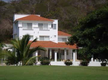 Casa · 700m² · 4 Recámaras · 6 Estacionamientos · Casa - Residencial Campo de Golf