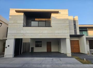 Casa · 325m² · 4 Recámaras · 2 Estacionamientos · Venta de Casa en Saltillo Coahuila Norte 4 Recamaras