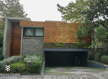 Casa · 480m² · 3 Recámaras · 4 Estacionamientos · Casa en Venta en Cielo Country Club