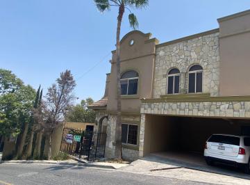 Casa · 540m² · 4 Recámaras · 2 Estacionamientos · Casa en Valle de San Angel, Spgg