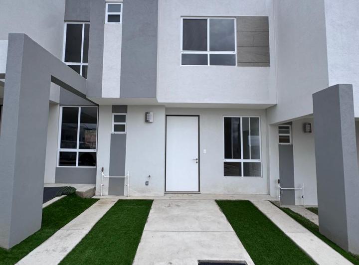 Fachada · Casa en Venta en Puebla, Lomas de Angelopolis.