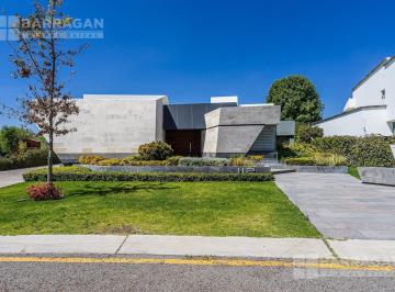 Casa · 670m² · 4 Recámaras · 3 Estacionamientos · Casa en Venta con Excelentes Espacios y Acabados de Lujo en El Campanario, Para Inversionistas