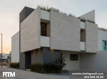 Casa · 225m² · 3 Recámaras · 2 Estacionamientos · Se Vende Casa en Forja Real