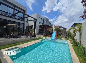 Casa · 520m² · 3 Recámaras · 4 Estacionamientos · Casa en Club de Golf La Loma