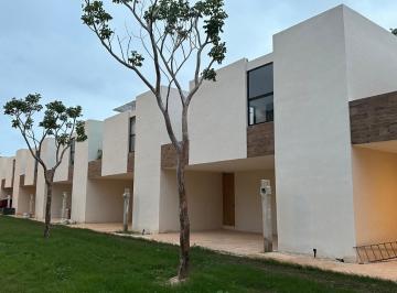 Casa de 2 habitaciones, Mérida · Townhouse con Alberca, Dentro de Privada con Amenidades.