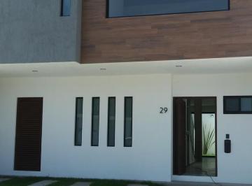 Casa · 210m² · 3 Recámaras · 2 Estacionamientos · Casa en Venta en Cañadas del Arroyo