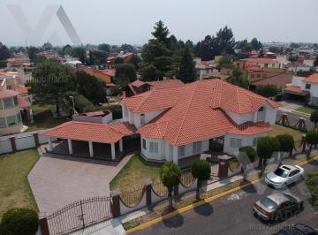 Casa en condominio · 480m² · 3 Recámaras · 8 Estacionamientos · Casa en Venta en Esquina en El Fraccionamiento La Asuncion, Metepec