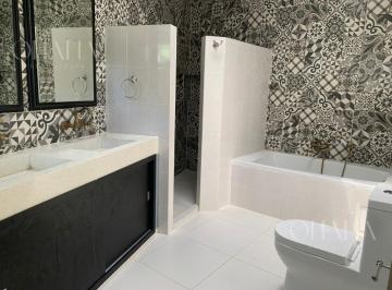 Casa · 680m² · 5 Recámaras · 2 Estacionamientos · Casa en Venta o Renta en El Centro