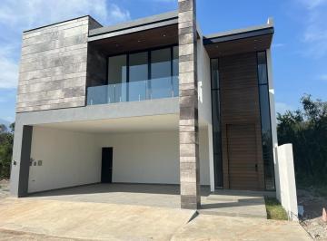 Casa de 4 habitaciones, Santiago · Casa en Venta en Aysso Residencial El Yerbaniz en Santiago