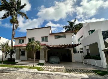 Casa · 563m² · 4 Recámaras · 5 Estacionamientos · Casa en Renta en Villa Magna