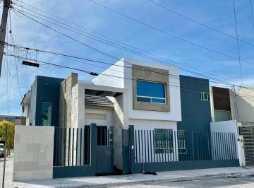 Casa de 3 habitaciones, Saltillo · Casa con Alberca en Venta en Esquina en Los Reales