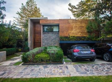 Casa · 476m² · 4 Recámaras · 4 Estacionamientos · Casa en Venta en El Cielo con Alberca