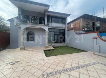 Casa · 200m² · 2 Recámaras · 2 Estacionamientos · Casa con Vista Panoramica en Venta