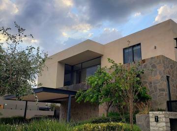 Casa en condominio · 460m² · 3 Recámaras · 6 Estacionamientos · Exclusiva Residencia en Venta en Altozano, El Nuevo Querétaro