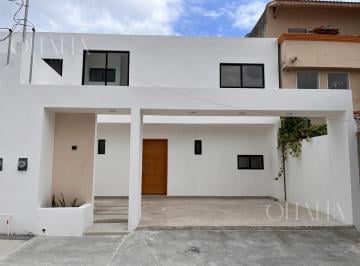 Casa · 140m² · 3 Recámaras · 2 Estacionamientos · Casa en Venta en El Centro