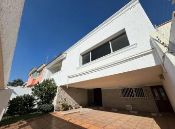 Casa de 5 habitaciones, Zapopan · Casa de 390 m² de Terreno con 5 Recámaras en Venta en Fraccionamiento Bugambilias