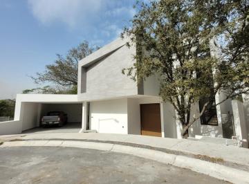 Casa · 319m² · 4 Recámaras · 4 Estacionamientos · Casa en Privada Caleras Zona Sur / Carretera Nacional