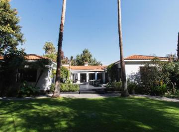 Casa · 680m² · 4 Recámaras · 10 Estacionamientos · Casa en Venta en San Ángel