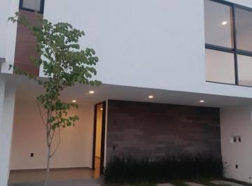 Casa · 215m² · 3 Recámaras · 2 Estacionamientos · Casa en Venta en Cañadas del Arroyo