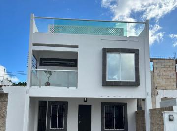 Fachada · Casa de 4 Recámaras, 3 1/2 Baños. Ampliada a 3 Pisos. Excelente Oportunidad!