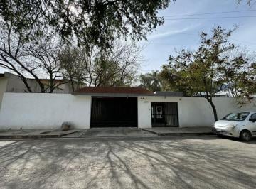 Casa · 320m² · 3 Recámaras · 1 Estacionamiento · Casa en Venta en El Yerbaniz, Stgo, Nuevo Leon