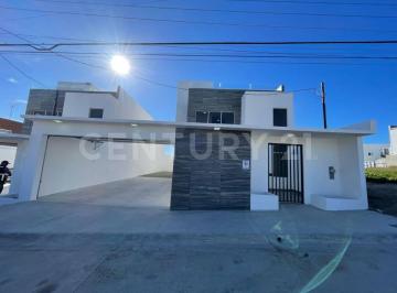 Casa · 210m² · 3 Recámaras · 3 Estacionamientos · Casa en Venta en Fraccionamiento Rosamar, Rosarito Baja California.