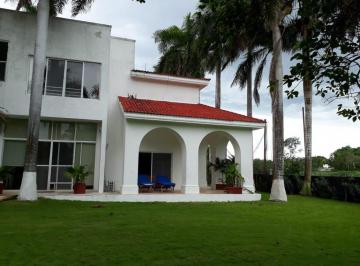 Casa · 804m² · 4 Recámaras · 3 Estacionamientos · Se Vende Casa en La Ceiba con Gran Jardín y Vista Al Campo