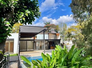 Casa · 580m² · 5 Recámaras · 3 Estacionamientos · Casa en Fraccionamiento en Analco Cuernavaca - Roq - 1174 - Fr