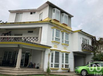 Casa · 490m² · 5 Recámaras · 4 Estacionamientos · Casa en Venta con Alberca y Jardín en Zona Norte de Cuernavaca.