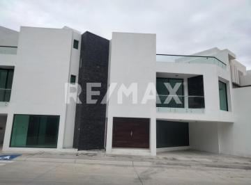 Casa en condominio · 330m² · 3 Recámaras · 3 Estacionamientos · Casa en Venta en Privada con Roof Garden Altos Juriquilla Querétaro
