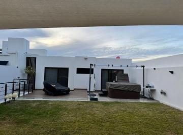 Casa · 332m² · 3 Recámaras · 6 Estacionamientos · Casa en Venta en Privada Santa Fe, Villas de Irapuato
