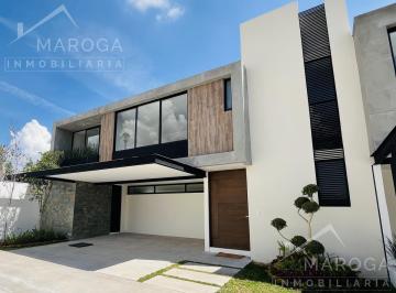 Casa · 207m² · 3 Recámaras · 2 Estacionamientos · Diseño Arquitectónico y Acabados de Primer Nivel Casa de 3 Recámaras La Mejor Ubicación