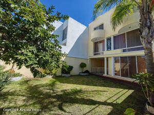 Casa de 3 habitaciones, Corregidora · Tejeda - Casa a Pie de Calle con Estudio, 3 Recamaras, Sotano, Sala de Tv. Venta