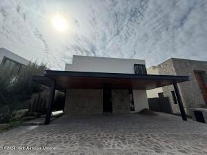 Casa de 4 habitaciones, Querétaro · Altozano. Venta - Casa con 4 Recamaras, Cuarto de Servicio, Family Room, Jacuzzi