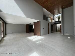 Casa de 4 habitaciones, Querétaro · Altozano - Casa con Jacuzzi, 4 Recamaras, Cuarto de Servicio, Family Room. Venta