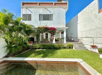 Casa de 6 habitaciones, Cuernavaca · Edificio con 2 Departamentos 1 Bungalow y 2 Locales Comerciales
