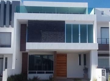 Casa · 320m² · 3 Recámaras · 2 Estacionamientos · Se Vende Casa en Privada Paseos de La Herradura, Fraccionamiento La Herradura, Pachuca, Hidalgo