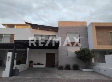 Casa en condominio · 198m² · 3 Recámaras · 2 Estacionamientos · Casa en Venta en Privada con Recámara en Pb en Juriquilla Condesa Querétaro