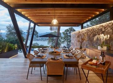 Casa · 900m² · 5 Recámaras · 4 Estacionamientos · Espectacular Casa Moderna con Vista Al Lago en Avándaro, Valle de Bravo
