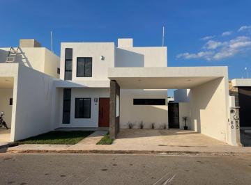 Casa · 232m² · 4 Recámaras · 3 Estacionamientos · Casa en Venta de 4 Recamaras Al Norte de Merida con Alberca Privada