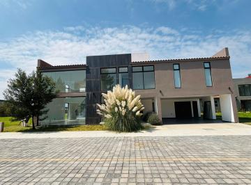 Casa · 345m² · 3 Recámaras · 2 Estacionamientos · Casa en Venta en Residencial Vistalagua