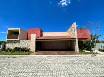 Casa en condominio · 698m² · 4 Recámaras · 4 Estacionamientos · Casa en Venta de 4 Recámaras en Privada en Temozón Norte