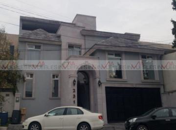 Casa · 680m² · 3 Recámaras · 2 Estacionamientos · Casa en Venta en Colinas de San Jerónimo