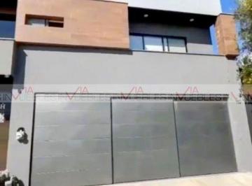 Casa · 620m² · 3 Recámaras · 3 Estacionamientos · Casa en Renta en García