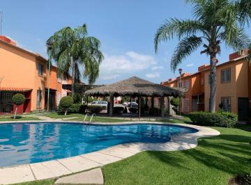 una de las tres albercas para inquilinos · Bonita Casa Amueblada en Condominio Residencial en Temixco, Morelos
