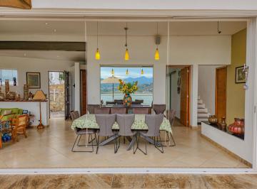 Casa · 400m² · 4 Recámaras · 3 Estacionamientos · Casa en Venta en Condominio con Vista Al Lago en Valle de Bravo