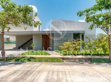 Casa en condominio de 3 habitaciones, Mérida · Moderna Casa en Venta en Yucatan Country Club.