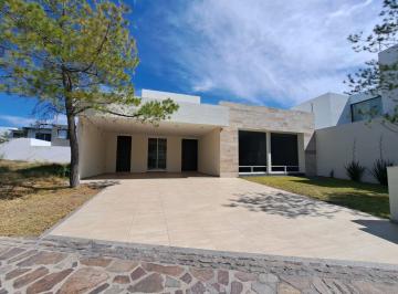 Casa · 380m² · 3 Recámaras · 3 Estacionamientos · Casa de Una Planta en La Campiña del Bosque, Gran Jardín, León, Guanajuato