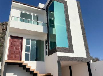 Casa de 4 habitaciones, San Juan del Río · Casa Nueva de 3 Pisos 4 Recamaras 4 Baños Estacionamiento Para 10 Autos